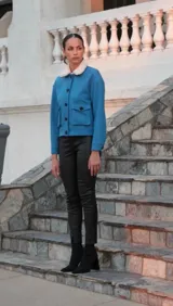 Campera azul con cuello desmontable y cierre frontal, de corte ajustado con bolsillos frontales.