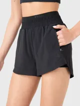 Short deportivo negro 2 en 1 con calza incorporada y pretina ancha. Cuenta con bolsillos laterales.