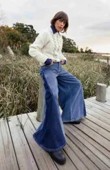 Pantalón de jean azul de corte ancho, con cintura alta y bolsillos delanteros y traseros.