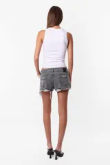 Musculosa blanca de algodón con cuello redondo y estampado en el frente.