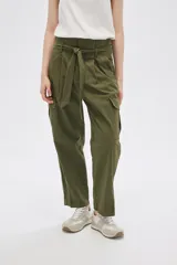 Pantalón verde oliva estilo cargo, de tiro alto, con bolsillos laterales y lazo en la cintura.
