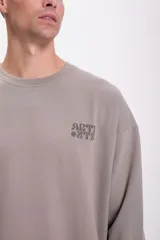 Buzo deportivo color gris topo, de corte holgado y manga larga. Presenta un pequeño estampado en el pecho.