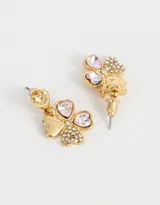 Aros colgantes cortos con dije de trébol bañado en oro, con incrustaciones de strass y dije superior en forma de corazón.
