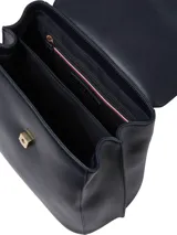 Mochila Tommy Hilfiger color azul marino, con asa superior, cierre con cremallera y solapa, detalles distintivos de la marca y logo metalizado en la parte delantera.
