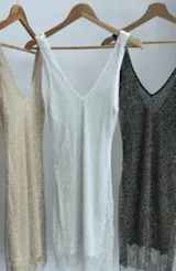 Vestido corto de fiesta con escote en V, confeccionado en tela de strass tornasolado y forro interior de tul alicrado a tono.