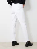 Jegging de algodón elastizado color gris claro, con pretina ancha elastizada de tiro alto, bolsillos laterales simulados con remaches metálicos y bolsillos traseros funcionales.