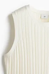 Musculosa blanca de punto acanalado con cuello redondo y sisas amplias.