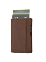 Billetera marrón de cuero sintético con capacidad para 7 a 9 tarjetas. Cuenta con sistema de acceso rápido emergente y bloqueo RFID y NFC.