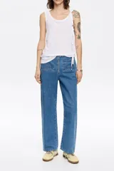 Pantalón denim negro de corte recto con largo tobillero, cierre frontal con cremallera metálica y bolsillos falsos con vivo.