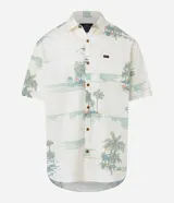 Camisa de manga corta con estampado de palmeras y motivos playeros en tonos celeste y verde sobre fondo blanco.