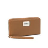 Billetera larga negra con cierre perimetral y placa metálica con logo. Posee múltiples compartimentos internos para tarjetas y documentos, además de un bolsillo con cierre interior. Incluye correa de mano desmontable.