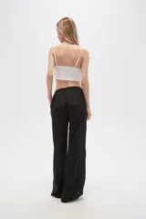 Pantalón ancho de poliéster y viscosa con estampado multicolor y calce alto.