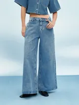 Pantalón de jean celeste de corte ancho.
