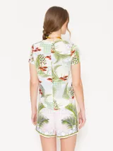 Remera estampada de flame de algodón, con cuello en V, recorte central en la espalda y ruedo curvo.