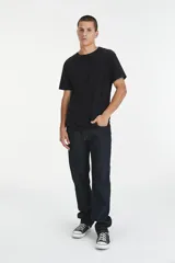 Pantalón de jean azul oscuro, corte recto, tiro alto y cinco bolsillos.