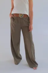 Pantalón de corte sastrero color verde seco, confeccionado en lino italiano.