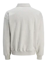 Polo de manga larga gris claro con cuello tipo camisa y cierre parcial con botones. Corte holgado y puños de canalé.