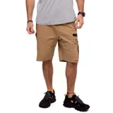 Short cargo color beige con bolsillos laterales y traseros, cierre con cremallera y botón, cintura elástica con cordón. Etiqueta tejida con logo CAT en el bolsillo izquierdo.