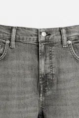 Pantalón de jean azul oscuro, corte slim fit, tiro medio, cinco bolsillos, tejido elástico y efecto lavado.