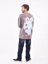 Remera manga corta color gris oscuro con estampado pequeño en el pecho.