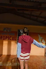 Buzo oversize con capucha, acanalado y con flecos en las mangas.