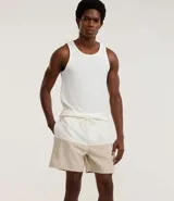 Bermuda de baño masculina confeccionada en microfibra, con cintura elástica, cordón ajustable, bolsillos laterales y trasero con cremallera, y estampado bicolor.