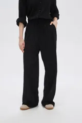 Pantalón ancho de viscosa color negro, con calce alto y bolsillos laterales.