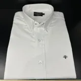 Camisa blanca de algodón oxford con spandex, de corte clásico, manga larga y cuello abotonado.