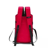 Mochila negra con diseño acolchado de corazones, marca Las Oreiro. Tiene correas ajustables para los hombros y una correa lateral.