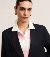 Blazer oversized de corte sastre con raya de tiza, confeccionado en poliéster y viscosa certificada, con cierre delantero sencillo.