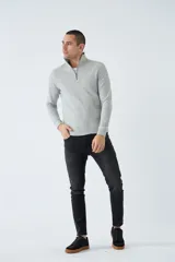 Buzo de hombre azul marino con medio cierre, cuello alto y logo estampado en el pecho. Corte regular y mangas largas.