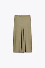 Falda midi color verde oliva de satén con cintura elástica.