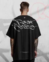 Remera negra de corte holgado con efecto desgastado y estampado de graffiti en la espalda.