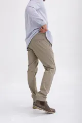 Pantalón de vestir color beige, de corte slim fit.