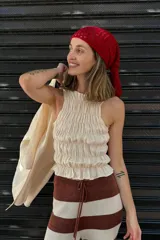 Top color crudo de lino con diseño fruncido y cuello halter.