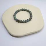 Pulsera elástica con cuentas de turquesa africana mate de 8 mm de diámetro y separador de acero hipoalergénico.