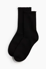 Pack de cinco pares de medias de caña media color negro, en tejido de punto fino de algodón suave. Presentan borde superior elástico con ribete festoneado.