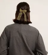 Set de dos pinzas para el pelo con lazo de encaje color dorado.