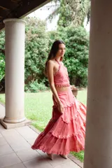 Falda larga de lino color rosado, con múltiples capas de volados suaves que crean movimiento y fluidez.