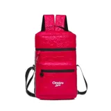 Mochila negra con diseño acolchado de corazones, marca Las Oreiro. Tiene correas ajustables para los hombros y una correa lateral.