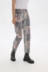 Pantalón de jean estampado multicolor, de corte recto y tiro medio.