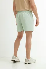 Short de baño de secado rápido color verde grisáceo, con cintura elástica y cordón ajustable.