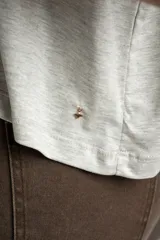 Remera blanca de viscosa con calce holgado.