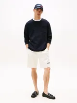 Buzo azul marino de algodón y modal con textura acanalada tipo waffle, cuello redondo y bolsillo de parche en el pecho.