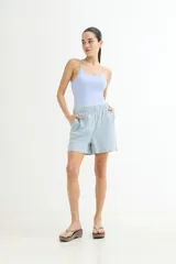 Body celeste con breteles finos.