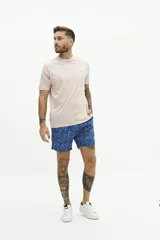 Short de baño con estampado a rayas verticales en tonos celeste y blanco, con cintura elástica ajustable con cordón, dos bolsillos laterales y uno trasero.