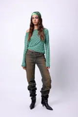 Pantalón jean de denim color verde musgo, de corte wide leg y tiro medio.