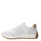 Zapatillas deportivas beige y blanco con cordones.
