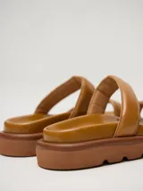 Sandalias verdes de cuero vacuno brillante con plataforma marrón de 3 cm.