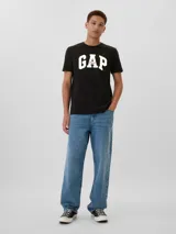 Remera negra de algodón con logo GAP estampado en blanco en el pecho.